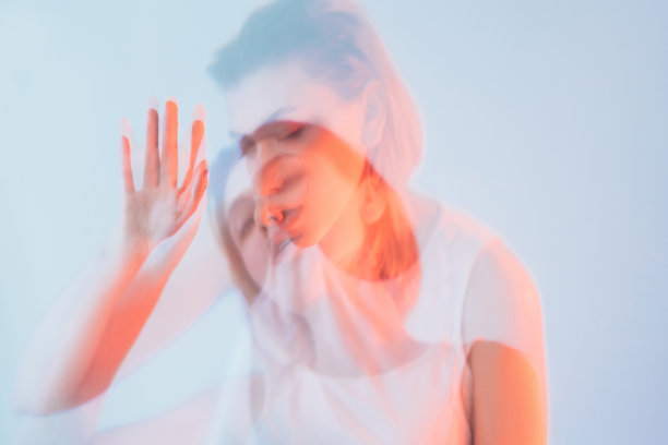 28、双曝人像累女人霓虹愁脸图片下载