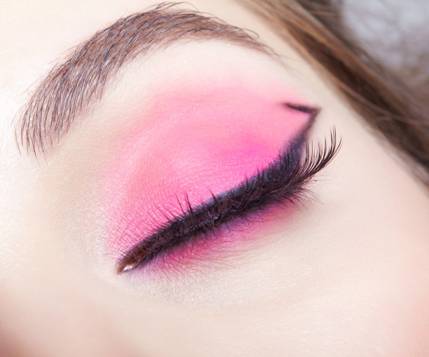 人类女性闭眼的特写微距镜头。有着完美皮肤和粉色眼影的女孩图片下载