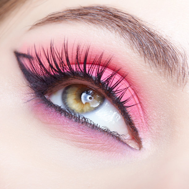 特写微距镜头的人类女性眼睛与粉红色的眼影图片下载