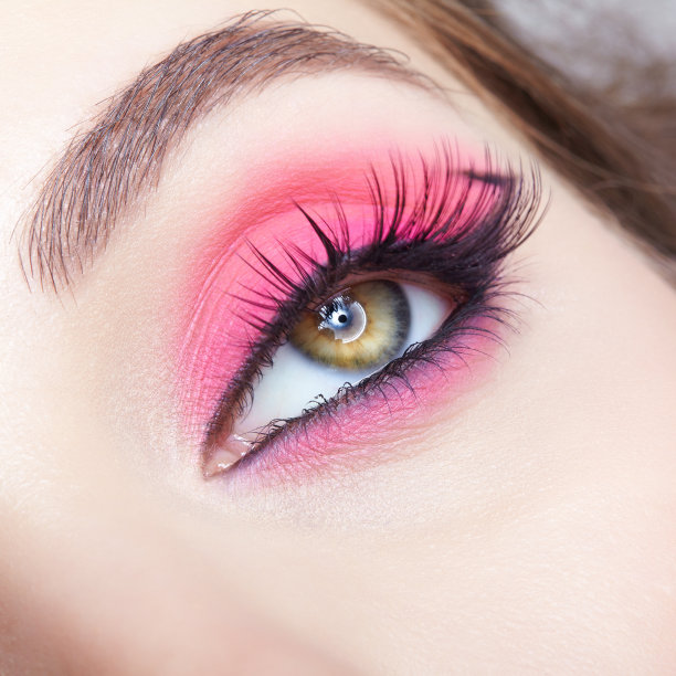 特写微距镜头的人类女性眼睛与粉红色的眼影图片下载