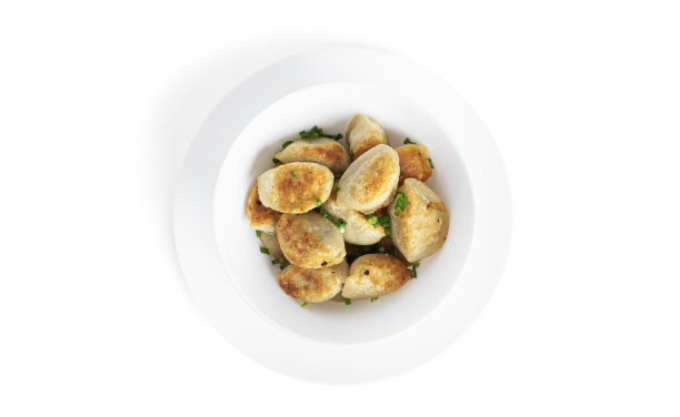 土豆和葱花在白色的底色上煎饺图片下载
