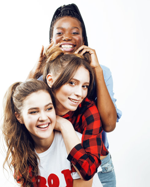多元的多国女孩团体，十几岁的朋友公司愉快的有乐趣，快乐的微笑，可爱的姿势孤立在白人背景，生活方式的人的概念，非裔美国人和白种人的近距离图片下载