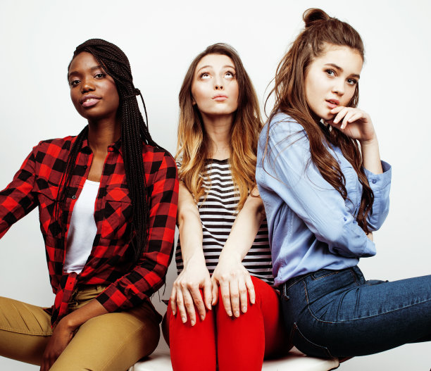 多元的多国女孩团体，十几岁的朋友公司愉快的有乐趣，快乐的微笑，可爱的姿势孤立在白人背景，生活方式的人的概念，非裔美国人和白种人的近距离图片下载