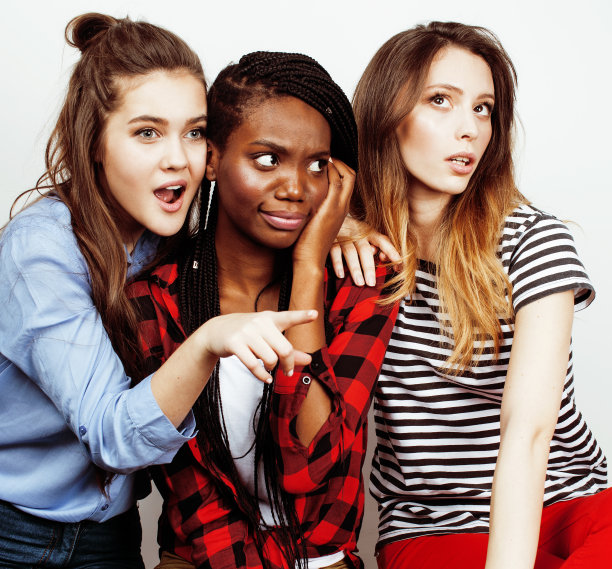 多元的多国女孩团体，十几岁的朋友公司愉快的有乐趣，快乐的微笑，可爱的姿势孤立在白人背景，生活方式的人的概念，非裔美国人和白种人的近距离图片下载