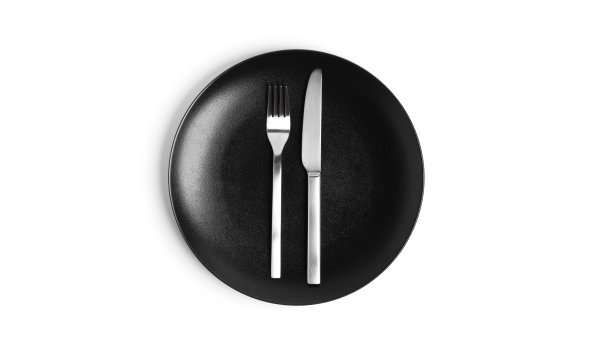 使用餐具时使用手语。在白色背景上用餐具隔开的盘子。盘子，刀，叉在白色的背景上图片下载