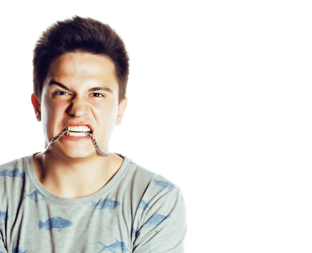 年轻有吸引力的男子孤立思考情感上白色的特写图片下载