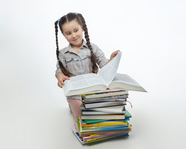 可爱的小女孩翻开一本厚厚的书图片下载