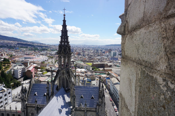 厄瓜多尔基多新哥特式国家誓约教堂的塔图片下载