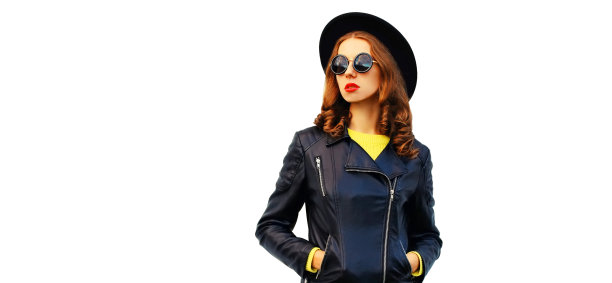 时尚人像时尚女性模特摆姿势穿着黑色摇滚风格夹克和帽子孤立在白色背景，空白的广告文字复制空间图片下载