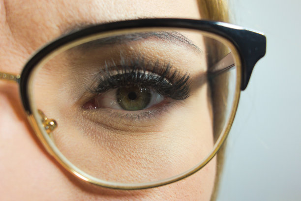 年轻漂亮的女人戴着眼镜图片下载