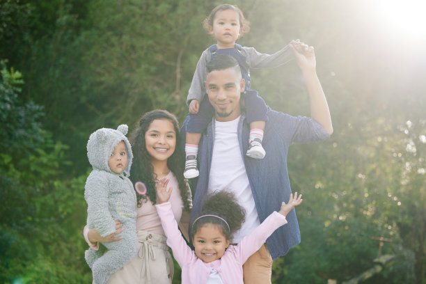 一个幸福的家庭在户外的照片图片下载