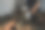在工作室里锯木头做家具的木匠。软焦点图片下载
