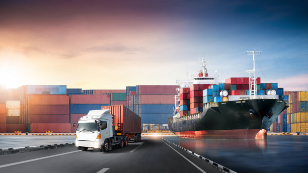 全球商务物流进出口集装箱货运船舶、高速公路集装箱卡车在港口航运码头堆场背景下以复制空间、运输行业概念图片下载