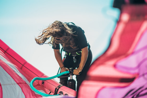 用气泵准备风筝的女人图片下载