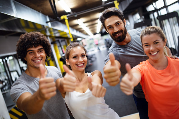 快乐健康的人的肖像，朋友一起在健身房锻炼。运动人士健身概念图片下载