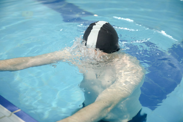 白俄罗斯明斯克——2022年3月1日:教练在游泳池里教游泳图片下载