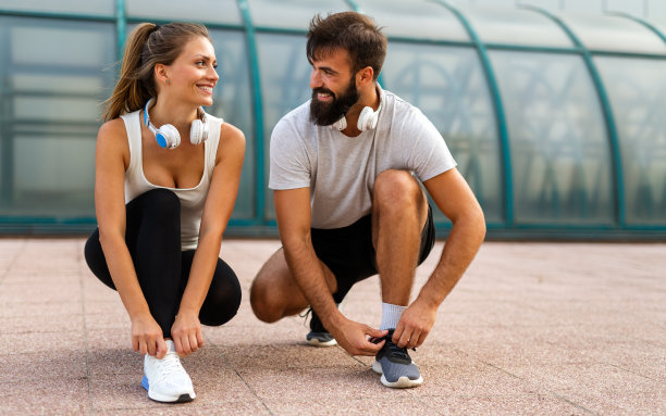 健身、运动、友谊、生活方式的理念。快乐健康微笑的情侣在户外跑步图片下载