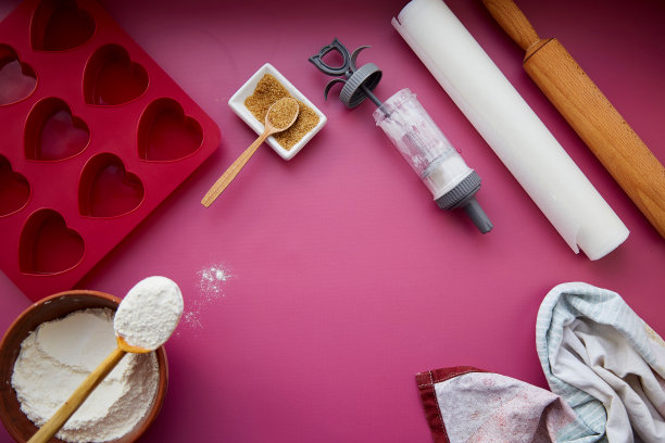 烘焙概念:心形硅胶模具，擀面杖，糖果注射器，釉料，面粉，糖。本空间图片下载
