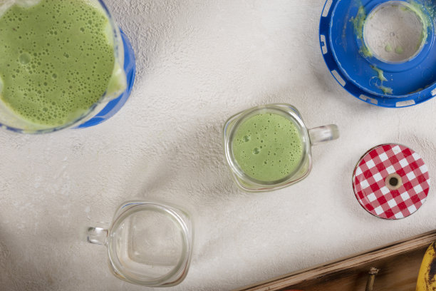 从菠菜和各种水果中制备排毒奶昔图片下载