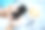 在家庭办公室平板电脑上拿着黑屏的手机，拿着笔记本电脑，喝着茶，做着自由工作。网上购物或送货图片下载