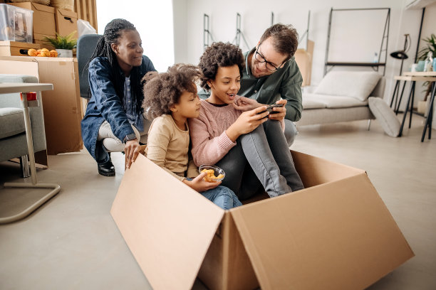 幸福的一家人搬进了新居图片下载