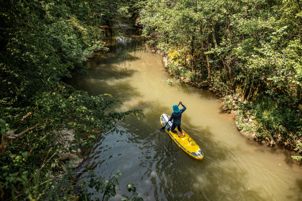 夏天冒险的男人图片下载