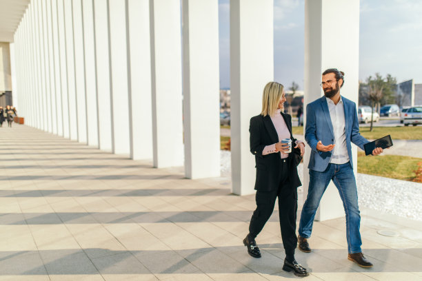 年轻的商人花时间在户外图片下载