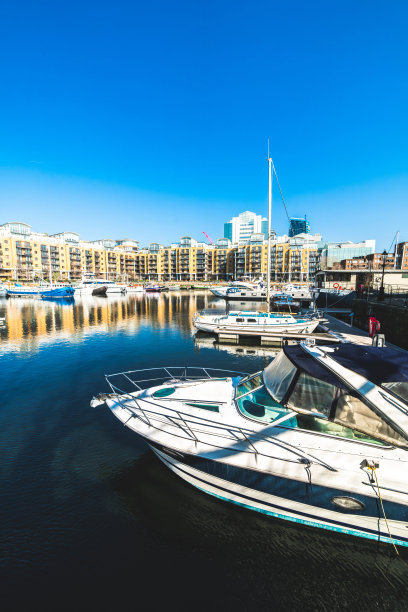 码头和豪华公寓，圣凯瑟琳码头，伦敦，英国图片下载