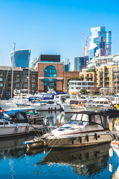 码头和豪华公寓，圣凯瑟琳码头，伦敦，英国图片下载