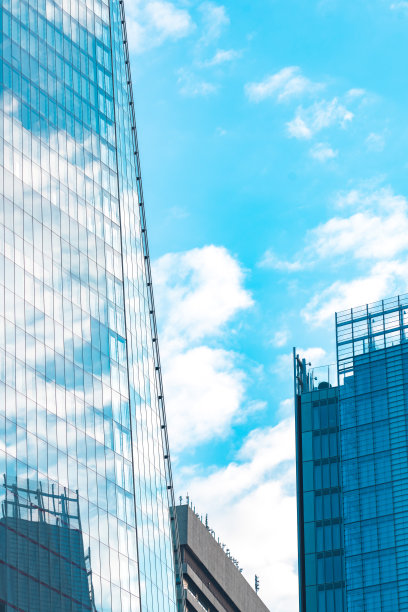 城市摩天大楼的低角度视图图片下载