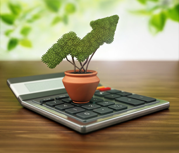 花盆与上升的箭头形植物站在通用计算器上。可持续发展的概念。图片下载