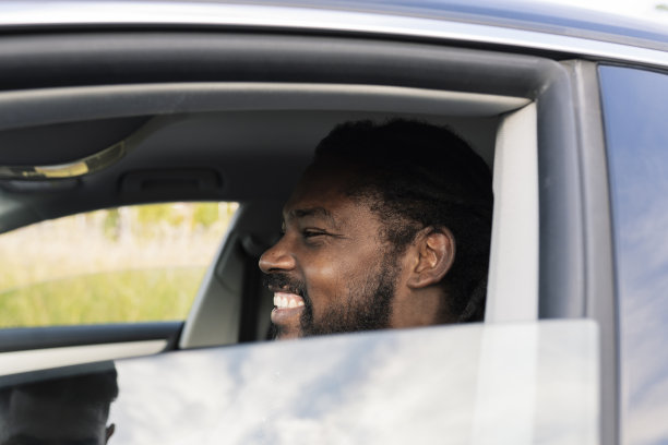 非裔美国人开车，车窗图片下载