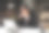 年轻的亚洲女商人工作到深夜。她忙着检查文件，不得不在截止日期前把工作发过去，感到压力很大。晚上坐在黑暗的办公室里。图片下载