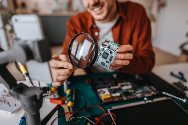 年轻男子显示母亲董事会部分，而视频在家里图片下载