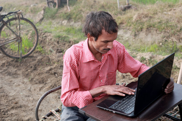 可怜的人在用笔记本电脑图片下载