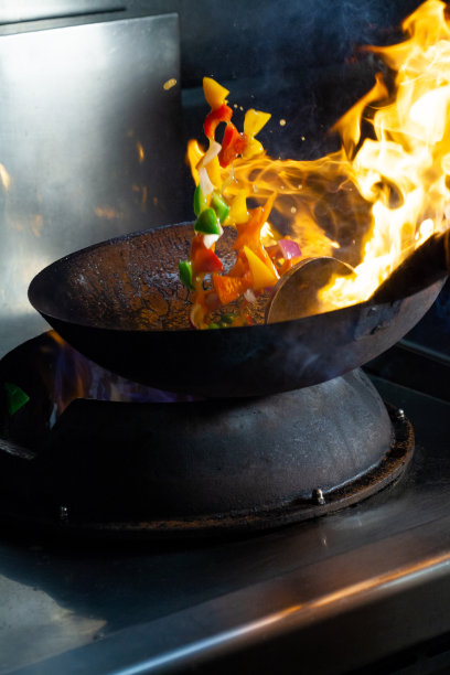 烹饪时扔菜图片下载