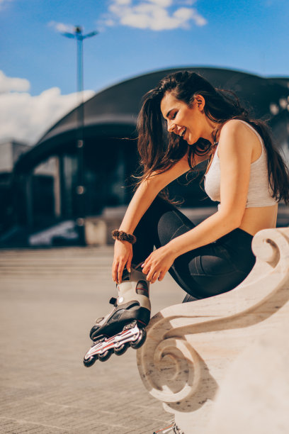 漂亮的年轻女人穿着溜冰鞋在市中心图片下载
