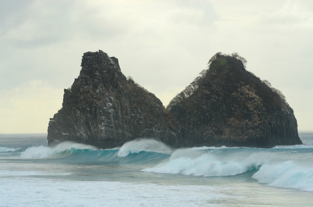 在费尔南多·迪诺罗尼亚的Cacimba do Padre海滩和Two Brothers Rock观看海浪图片下载