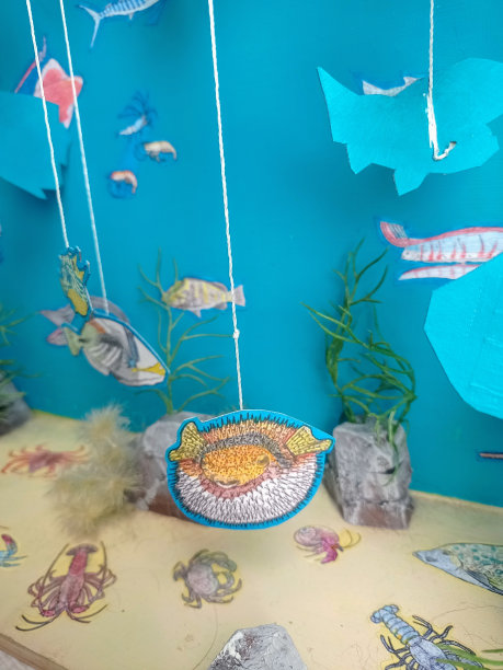 画鱼的照片，上色，悬挂或粘在纸制成的水族馆图片下载