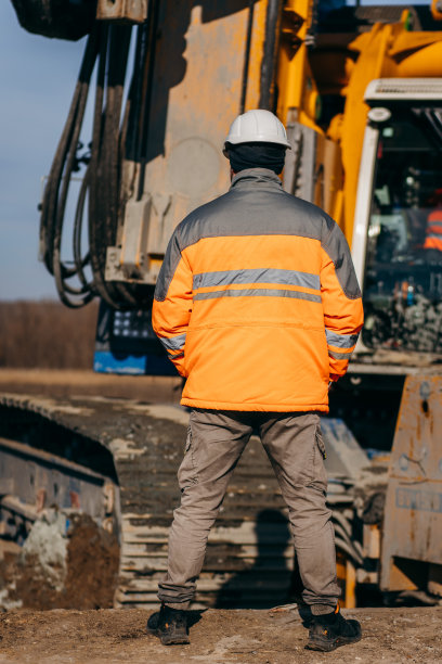 工业工程师站检结构及桥梁施工的后视图。运输和物流。技术和工程。图片下载