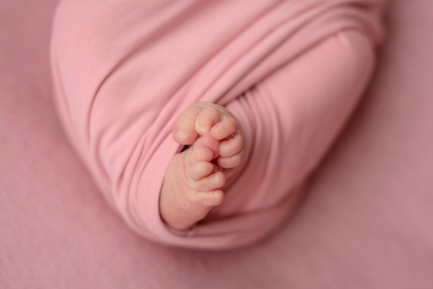 小的美丽的腿，一个新生的婴儿在生命的第一天图片下载