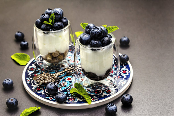 在木板上放上蓝莓和奇亚籽的酸奶图片下载