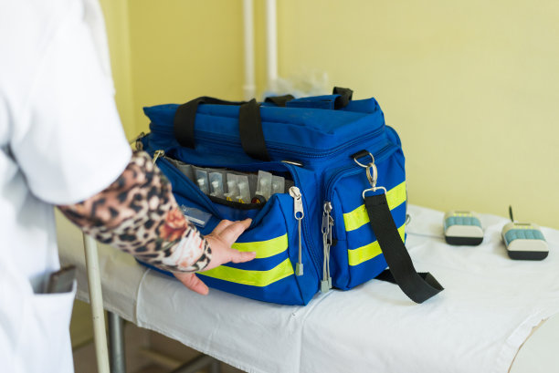 无法辨认的女医生在医生办公室里拿着一个蓝色的医疗包，有照片图片下载