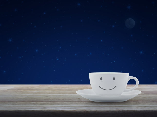 白色咖啡杯，面带微笑图片下载