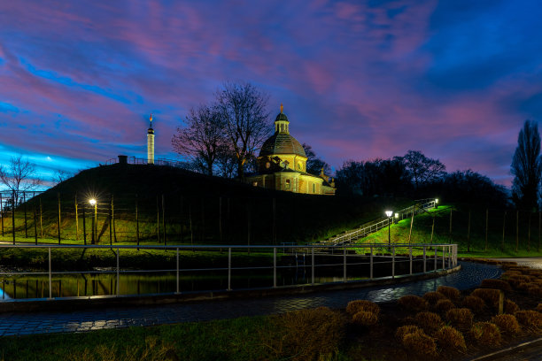 在Geraadsbergen有一座美丽的山上小教堂图片下载