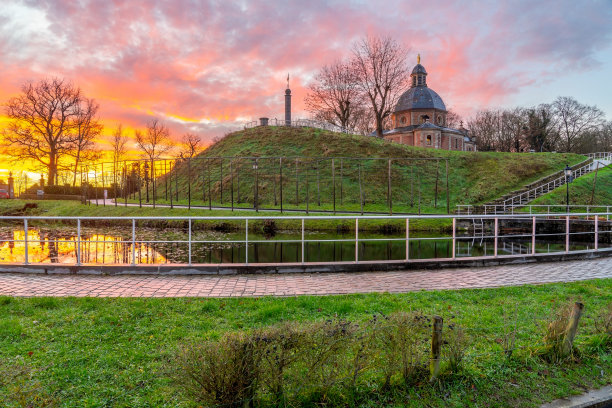 在Geraadsbergen有一座美丽的山上小教堂图片下载