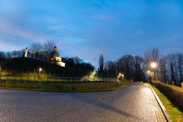 在Geraadsbergen有一座美丽的山上小教堂图片下载