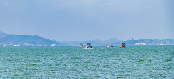 缅甸和泰国的旧渔船海上景观全景。图片下载