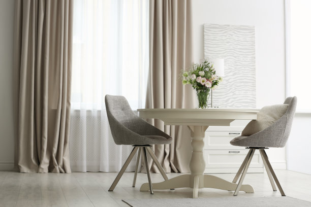 现代客厅室内与美丽的窗帘在窗户上图片下载