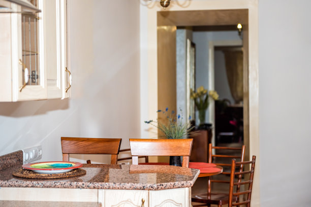 现代欧式厨房狭窄的房间与柜台和花岗岩台面酒吧与两把椅子在小房子室内设计与空板图片下载